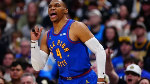 曼联迎萨卡加盟在即！五将归队备战英冠战，英冠名将卡洛斯腹肌亮相归来